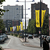 drapeaux sur lampadaires avec potences de rue